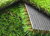 Sztuczna trawa – 5 najważniejszych rzeczy o zielonej wykładzinie na balkon i taras