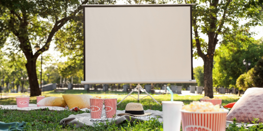 Kino letnie w zaciszu własnego ogrodu — wyjątkowe kino w plenerze. Jak wybrać odpowiednie miejsce?