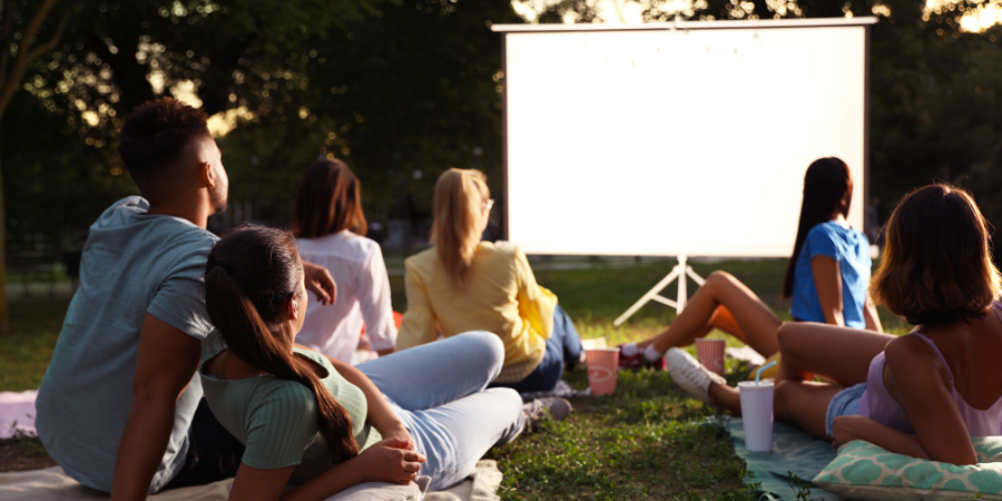 Kino w ogrodzie — które meble do kina plenerowego będą najlepsze?